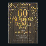 Überraschung 60. Geburtstagsparty - Holz & Gold Einladung<br><div class="desc">Überraschung 60. Geburtstagsparty Einladung. Elegantes rustikales Design mit dunkelbraunem Holzmuster und Imitaten Glitzer Gold. Features stilvolle Skript-Schriftart und Konfetti. Nachricht,  wenn du ein Alter brauchst.</div>