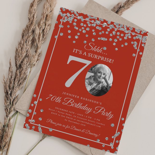 Überraschung 70. Geburtstagsfeier Silbernes Konfet Einladung (SURPRISE 70th Birthday Party Silver Confetti Red Invitation)