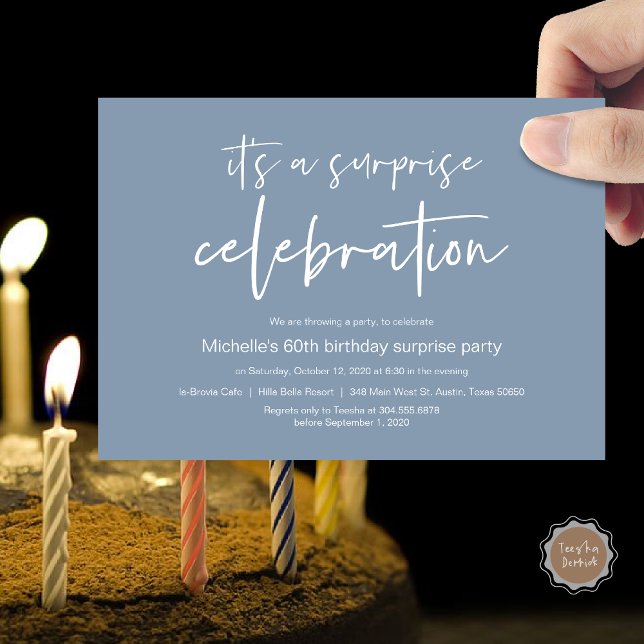 Überraschung Geburtstagsfeier Einladung (Surprise Birthday Party Celebration Invitation Card, PDF, in Dusty Blue)