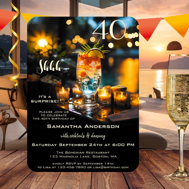 Überraschungscocktail Erwachsene Geburtstag Einladung (Surprise birthday invitation featuring a colorful cocktail at the waterfront with sparkling lights)
