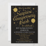 Überraschungsjubiläum Einladung Party Black Gold<br><div class="desc">Diese lustige Überraschung Hochzeitstag-Party Einladung mit schwarzem Hintergrund mit Imitaten Gold Glitzer Ballons und Stars. Es verfügt über einen eleganten und skurrilen Flair mit einer stilvollen Note. 5.,  10.,  15.,  20.,  25.,  30.,  35.,  40.,  45.,  50. oder irgendwas dazwischen!</div>