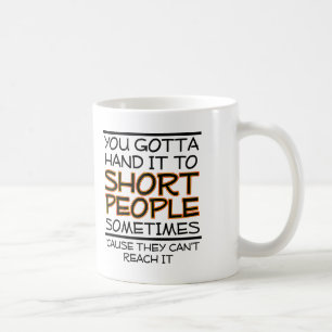 Überreiche es den kleinen Leuten Lustiger Becher Tasse
