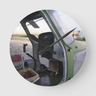 Überreste des Hubschraubers des kalten Krieges Runde Wanduhr