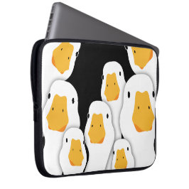 Überwachung durch Eerie: Geese-Überwachung aus dem Laptopschutzhülle