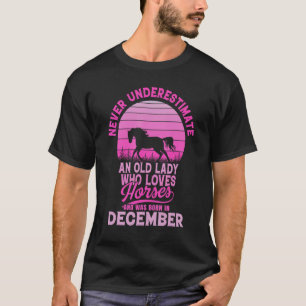 Ueberschätze niemals eine alte Dame, die Pferde li T-Shirt