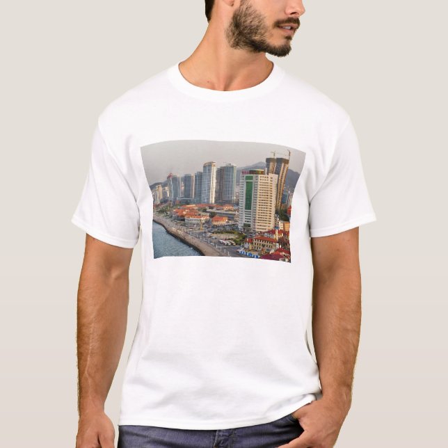 Ufer mit Yantai City Skyline, Shandong T-Shirt (Vorderseite)