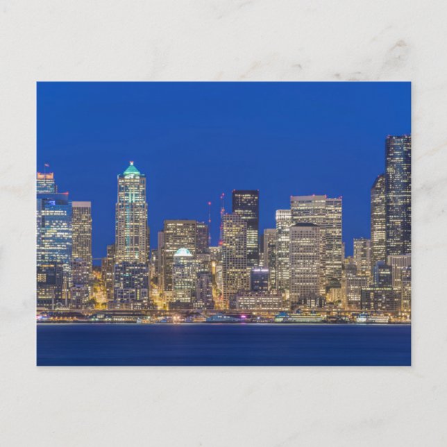 Ufergegend und im Stadtzentrum gelegene Skyline an Postkarte (Vorderseite)