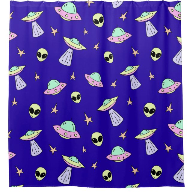 Ufos, Alien Faces und Sterne auf blauem Hintergrun Duschvorhang (Vorderseite)