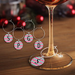 Ugg Christmas Sweater Custom Monogrammes Glasmarker<br><div class="desc">Mit unserem Ugly Sweater Christmas Wine Charm Set bereiten Sie sich auf die Feierlichkeiten der Saison vor! Dieses festliche und lustige Design und hässliches Pullover-Muster in Retro-Rot und Grün, das perfekt mit unserer fröhlichen Weihnachts- und Ugly Weihnachts-Rentierkollektion abgestimmt ist für diesen perfekten Urlaub. Egal ob Sie sich selbst überzeugen oder...</div>