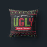 Ugg Christmas Sweater Nordic Strick Fun Chalkboard Kissen<br><div class="desc">"Nimm dir ein hässliches Weihnachtsgeschenk." Dekorieren Sie Ihre Zuhause im "Stil" mit diesem einzigartigen, unterhaltsamen Kissen! Nordischer Strick Messe-Inselmuster von Knorpelbäumen, Rentieren, Ziergegenständen, zusammen mit spielerischer "Pullover" Typografie in Rot, Grün und Aqua Blau, überlagern einen Kalkbrett Hintergrund. Genießen Sie die Wärme und Freude der Ferienzeit, wenn Sie sich mit diesem...</div>
