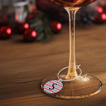 Uggi Christmas Sweater Custom Monogram Glasmarker<br><div class="desc">Machen Sie sich mit unserem Ugly Sweater Christmas Wine Charm auf die Feier der Saison vorbereitet! Dieses festliche und lustige Design und hässliches Pullover-Muster in Retro-Rot und Grün, das perfekt mit unserer fröhlichen Weihnachts- und Ugly Weihnachts-Rentierkollektion abgestimmt ist für diesen perfekten Urlaub. Egal ob Sie sich für sich selbst oder...</div>