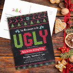 Ugi Sweater Chalkboard Weihnachtsfeier Einladungspostkarte<br><div class="desc">Feiern Sie die Feiertagssaison mit Ihrem hässlichsten, kitschigsten Weihnachtspulli im "Stil"! Niedliche, skurrile Bäume, Rentiere, Ziergegenstände und spielerische "Pullover"-Typografie in Rot, Grün und Aqua Blau überlagern einen Kalkbretthintergrund. Ein Baum- und Rentiersymbol, zusammen mit Ihrer eigenen Notiz, befindet sich auf der Rückseite. Feiern Sie mit Familie und Freunden, während Sie die...</div>