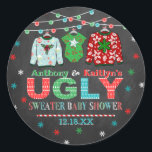 Ugly Sweater Christmas Baby Dusche Runder Aufkleber<br><div class="desc">Feiern Sie stilvoll mit diesen trendigen Babyduschklebern. Das Design ist leicht mit Ihrer eigenen Formulierung zu personalisieren und Ihre Familie und Freunde werden begeistert sein,  wenn sie diese fabelhaften Aufkleber sehen.</div>
