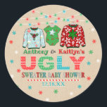 Ugly Sweater Christmas Baby Dusche Runder Aufkleber<br><div class="desc">Feiern Sie stilvoll mit diesen trendigen Babyduschklebern. Das Design ist leicht mit Ihrer eigenen Formulierung zu personalisieren und Ihre Familie und Freunde werden begeistert sein,  wenn sie diese fabelhaften Aufkleber sehen.</div>
