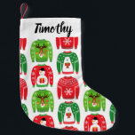 Ugly Xmas Sweaters Polar Bear Snowman Rudolf Red Kleiner Weihnachtsstrumpf<br><div class="desc">Fügen Sie etwas Ugly zu Ihrem Weihnachtsfest in diesem Jahr mit diesem Strumpf. Schaffen Sie ein schönes Weihnachtsgeschenk für alle, die Sie Liebe. Dieses Design zeichnet sich durch ein bezauberndes, hässliches Weihnachtspullover mit Eisbären, Rudolf dem Rotnasen-Rentier und lustigen Schneemännern in Rot, Grün und Weiß aus. Es gibt koordinierte Geschenktaschen, Packpapier,...</div>