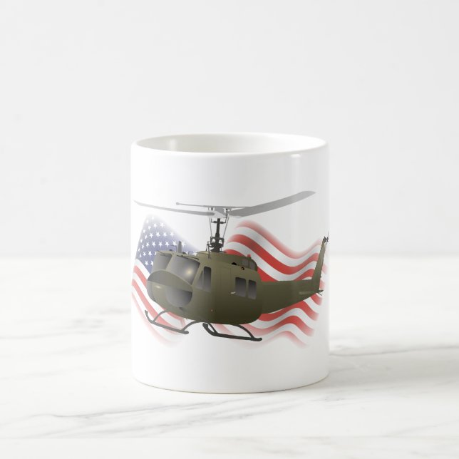 UH-1 Huey Helicopter mit US-Flagge Kaffeetasse (Mittel)