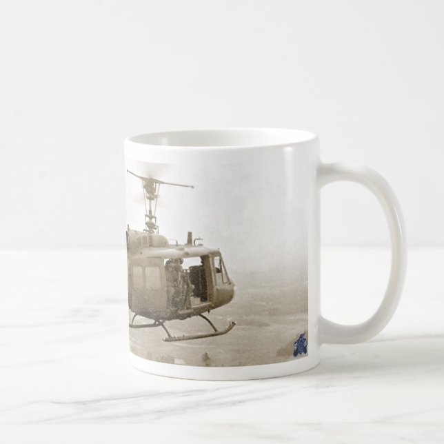 UH-1 Huey über Vietnam-Reispaddy-Tasse Tasse (Rechts)