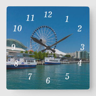 Uhr an der Schiffsmauer