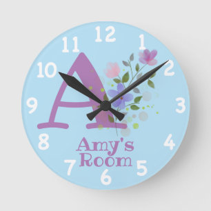 Uhr eines Blumendesigns mit Name Amy