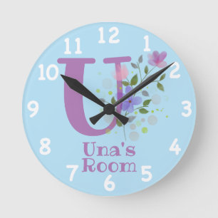 Uhr in einem floralen Design mit Namen und Initial