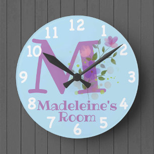 Uhr in einem floralen Design mit Namen und Initial