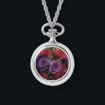 Uhr-Kette der mehrfarbigen Rose Armbanduhr<br><div class="desc">Eine Dame mehrfarbige Rose sehen sich die Kette an</div>