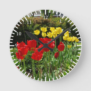 Uhr mit roten und gelben Tulpen
