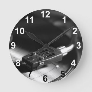 Uhr: Vinyl-Schallplatte auf einem Plattenspieler.  Runde Wanduhr