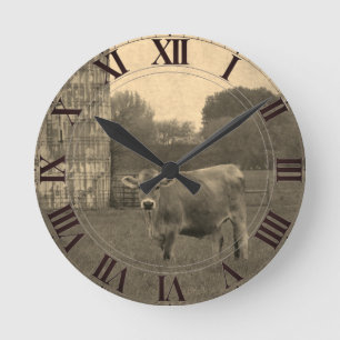 Uhrzifferblatt mit Jersey-Kuh auf dem Feld Runde Wanduhr