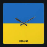 Ukraine Flag Dazzzing Patriotic Quadratische Wanduhr<br><div class="desc">Die ukrainische Flagge Dazzling Patriotic Square Uhr in den Farben und die Elemente der Ukraine nationalen Flagge, die die Front der Uhr. Nationale Flaggenfarben werden durch den Text "Ukraine" am unteren Rand ergänzt. Der Text kann mit der Funktion "Anpassen!" vollständig angepasst werden. Fühlen Sie sich frei, es zu ändern, zu...</div>