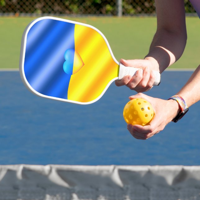 Ukraine Flag Pickleball Paddle Herz - Freiheit (InSitu)