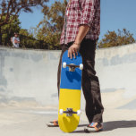 Ukraine-Flagge Skateboard<br><div class="desc">Flagge der Ukraine. Ukrainische Flagge. Großartiges Geschenk mit der Flagge der Ukraine. Einfache horizontale Streifen von blau und gelb.</div>