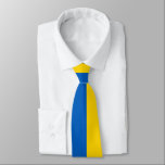 Ukraine Flaggenblau Gelb Ukrainisches Patriotikum Krawatte<br><div class="desc">Die ukrainische Flagge in blau und gelb,  um Unterstützung für den Frieden und die Freiheit in Ukranien zu zeigen. Ukraine Flaggenblau Gelb ukrainische Patriotische Halsband</div>