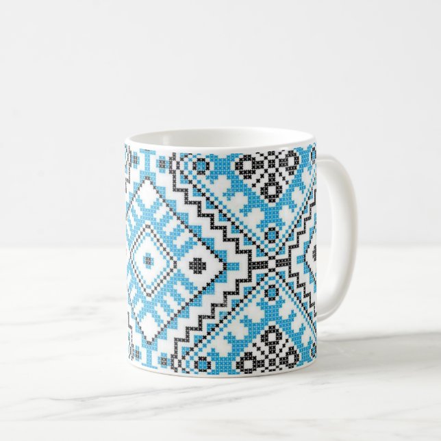 Ukrainer Vyshyvanka blaue geometrische Kaffeetasse (VorderseiteRechts)