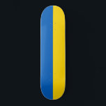 Ukrainische Flagge (Ukraine) Skateboard<br><div class="desc">Dieses Design zeigt die Nationalflagge der Ukraine, einem Land in Osteuropa. Die Ukraine grenzt im Osten und Nordosten an Russland, im Norden an Belarus, im Westen an Polen, die Slowakei und Ungarn und im Süden an Rumänien, Moldau und das Schwarze Meer. Die Ukraine ist nach Russland das zweitgrößte Land Europas....</div>
