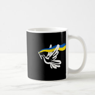 Ukrainische gelb-blaue Flagge mit weißer Taube unt Kaffeetasse