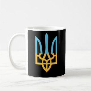 Ukrainische Nationalsymboltrident I steht mit der Kaffeetasse