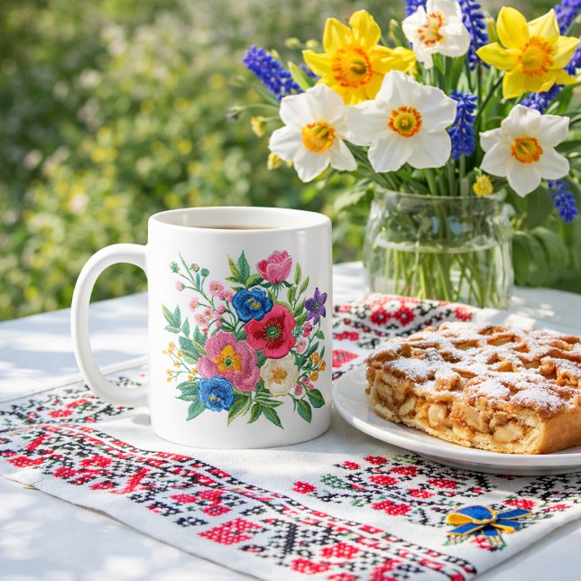 Ukrainisches Vushuvanka-Volkskunstmuster Kaffeetasse (Von Creator hochgeladen)
