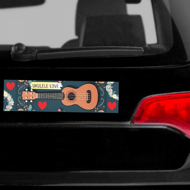 Ukulele Liebe Herzmusikinstrument Blume Boho Autoaufkleber (A cute bumper sticker for ukulele players, picturing a ukulele with hippie flowers ad hearts)