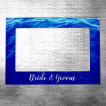 Ultra Blue Waves Calligraphy Personalisiert Weddin Magnetischer Fotorahmen<br><div class="desc">Digitales Foto von Tiefwasser aus dem Tahoer See von meiner letzten Angeltour. Ein einfaches,  attraktives Geschenk für ein Paar,  das eine Hochzeit in Tahoe hatte. Erstellen Sie Ihr eigenes personalisiertes Foto. Sie können den Schriftart für weiße Kalligrafien anpassen.</div>