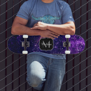 Ultra violett lila abstrakte Galaxie Monogramm Skateboard