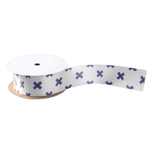 Ultra violette Kreuzstiche auf weiß Satinband