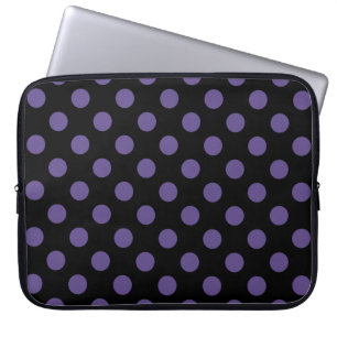 Ultra violette Polka Punkte auf schwarz Laptopschutzhülle
