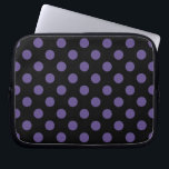 Ultra violette Polka Punkte auf schwarz Laptopschutzhülle<br><div class="desc">Pantone's Farbe des Jahres für 2018 ist ultraviolett.</div>