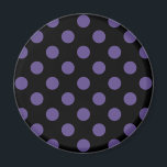 Ultra violette Polka Punkte auf schwarz Magnet<br><div class="desc">Pantone's Farbe des Jahres für 2018 ist ultraviolett.</div>
