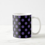 Ultra violette Polka Punkte auf schwarz Tasse<br><div class="desc">Pantone's Farbe des Jahres für 2018 ist ultraviolett.</div>