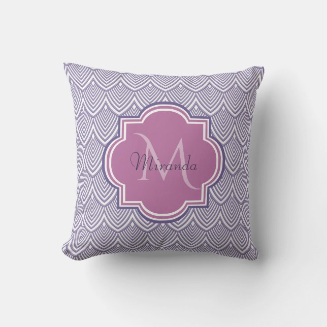 Ultra-violette Scallops Orchid Monogram Name Kissen (Vorderseite)