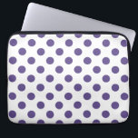 Ultraviolette Polka-Punkte auf weiß Laptopschutzhülle<br><div class="desc">Pantone's Farbe des Jahres für 2018 ist ultraviolett.</div>
