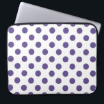 Ultraviolette Polka-Punkte auf weiß Laptopschutzhülle<br><div class="desc">Pantone's Farbe des Jahres für 2018 ist ultraviolett.</div>