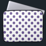 Ultraviolette Polka-Punkte auf weiß Laptopschutzhülle<br><div class="desc">Pantone's Farbe des Jahres für 2018 ist ultraviolett.</div>